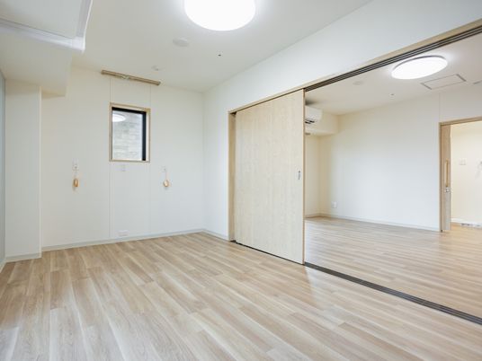 明るい空室の居室  