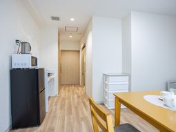 食堂のテーブルと家電がある部屋  