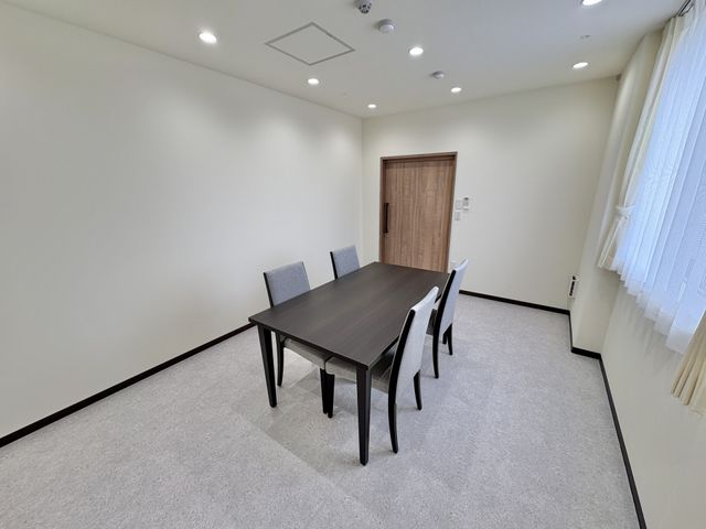 4人用会議室 多目的室   明るい採光のあるシンプルな多目的室です。少人数での面談や打ち合わせに使いやすそうな、落ち着いた空間です。