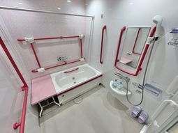 手すり付き浴室  
