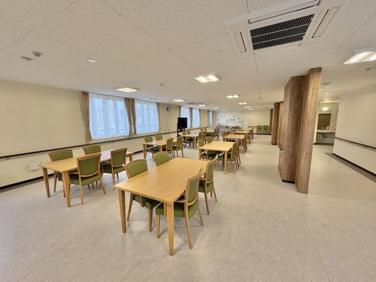 明るい食堂の広い空間  