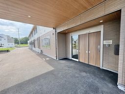 建物の正面玄関  