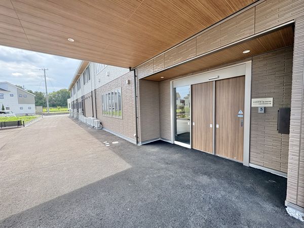 建物の正面玄関  
