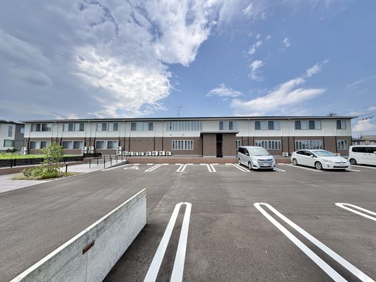 施設の外観と駐車場  