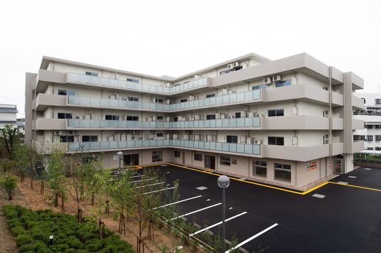 桜の木がある建物外観
