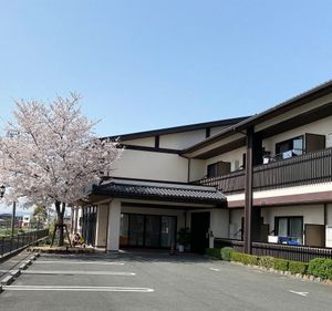 桜と建物外観