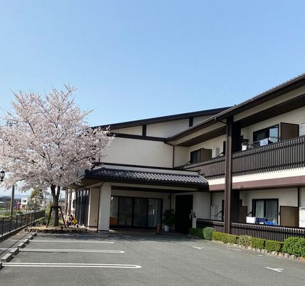 桜と建物外観