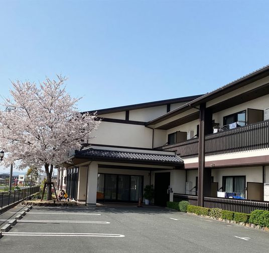 桜と建物外観