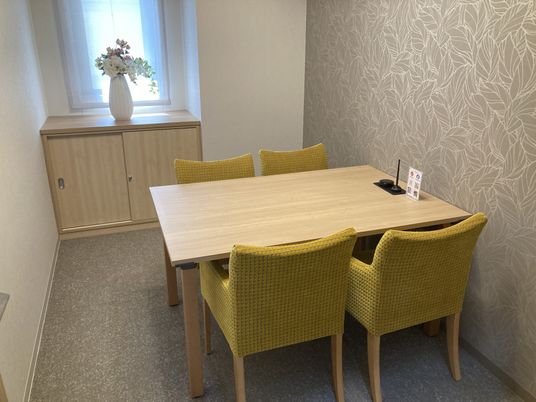 テーブルと椅子の部屋