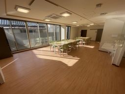 自然光が入るラウンジ