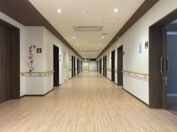 手すりのある長い廊下