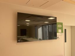 テレビとカレンダーの壁