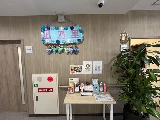 壁際の看板がある廊下
