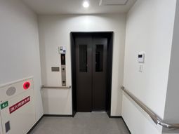 エレベーター前の廊下  