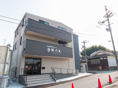 控えめな色調の外観