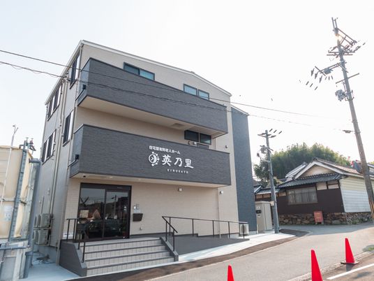 控えめな色調の外観