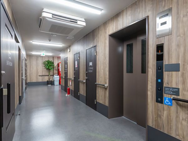 エレベーターのある廊下