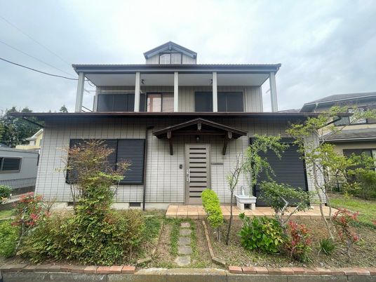 植物が囲む建物の外観