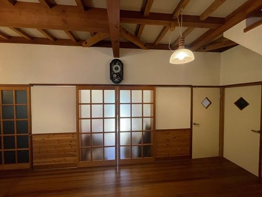 温かみのある木製廊下