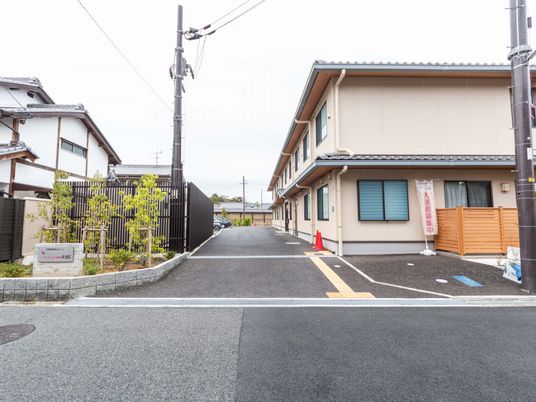 駐車場付きの建物外観