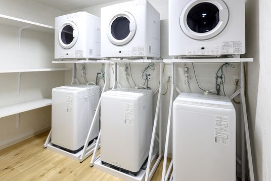 洗濯機が並ぶ部屋