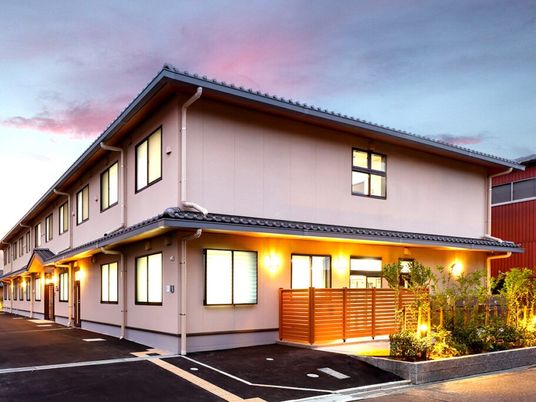 夕景の建物外観  