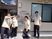スタッフが看板前に立つ外観  