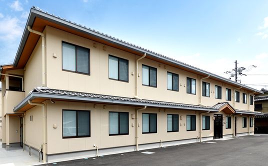 広々とした建物外観