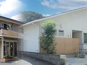 明るい外観の建物  