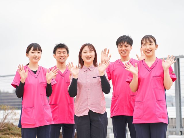 スタッフイメージ スタッフイメージ 笑顔溢れるスタッフが和やかに挨拶しています。チームワークを大切にする職場です。