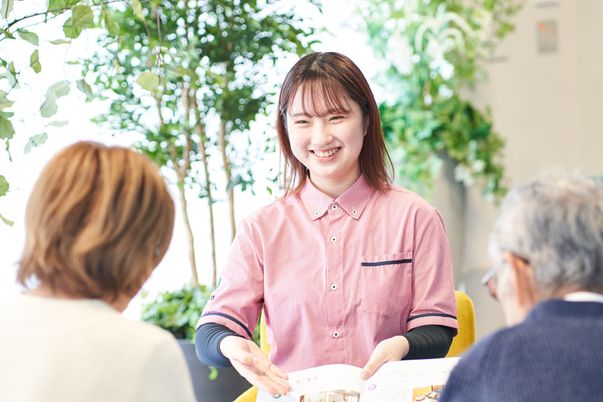 笑顔のスタッフのリビング