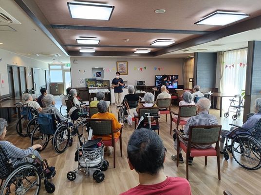 椅子が並ぶ共用スペース