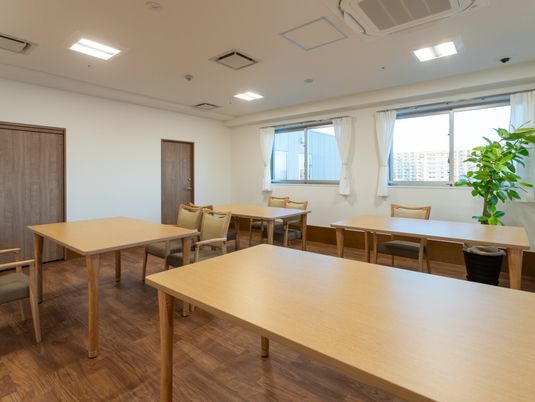 テーブルが並ぶ部屋