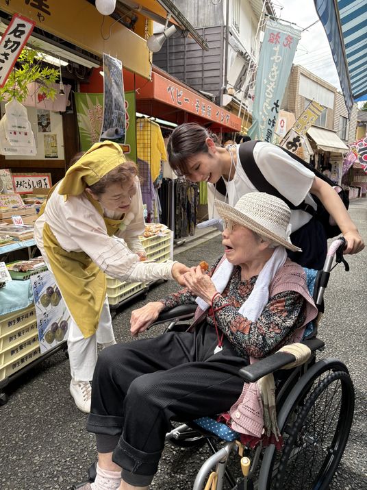 賑やかな交流風景
