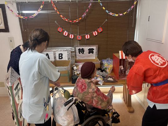 楽しそうな抽選会の様子