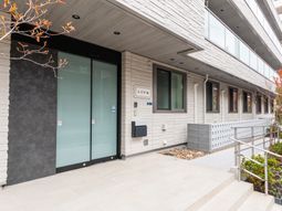 広々とした建物の外観