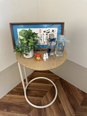 装飾された小テーブルの一角
