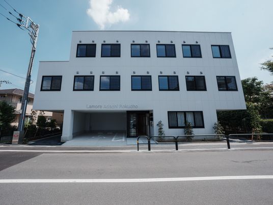 白い建物の外観