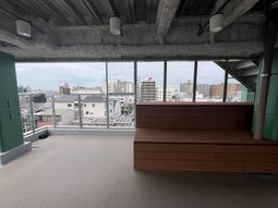 広がる都市景色のバルコニー