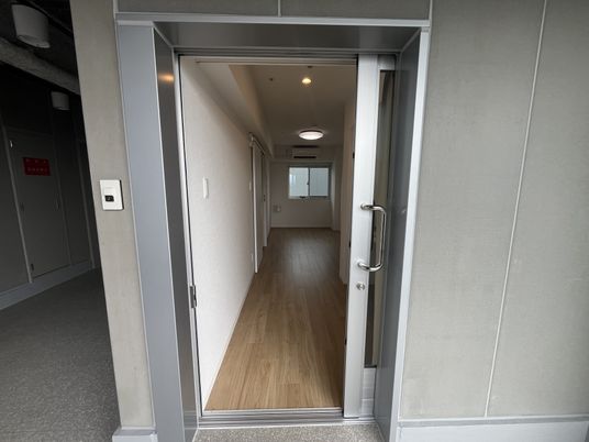 明るい部屋の入口