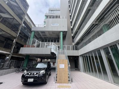 車寄せのある建物外観