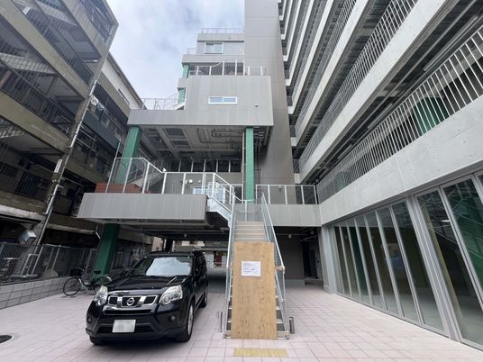 車寄せのある建物外観