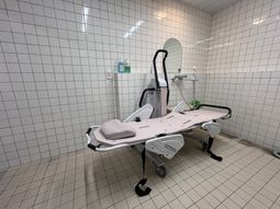 白い介護用浴室