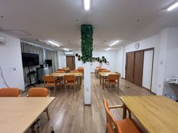自然光の明るい食堂