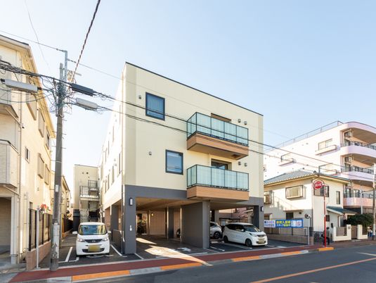 周囲に建つ建物外観です