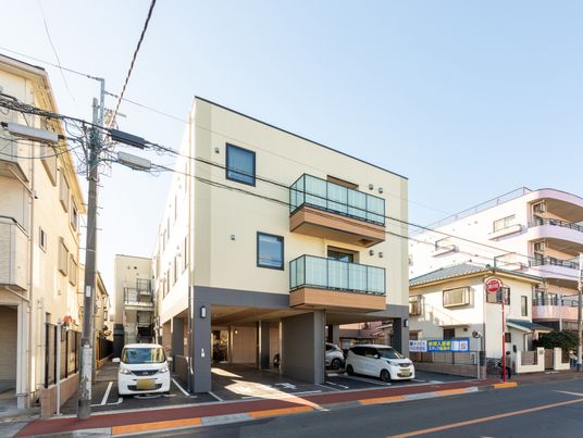 周囲に建つ建物外観です
