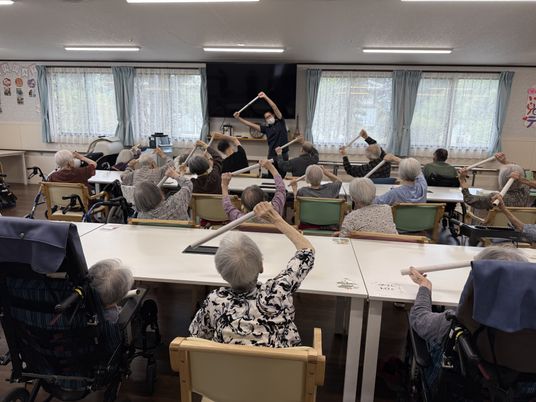 運動する高齢者の部屋