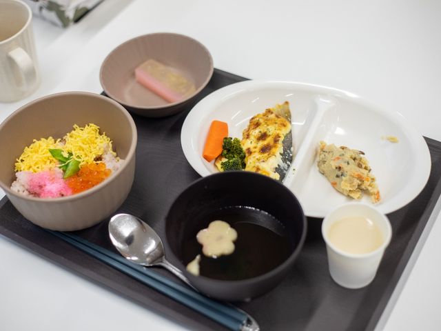 栄養豊富な食事の内容 料理 色とりどりの食事が並び、健康的な食事環境が提供されています。食事からは元気がもらえます。
