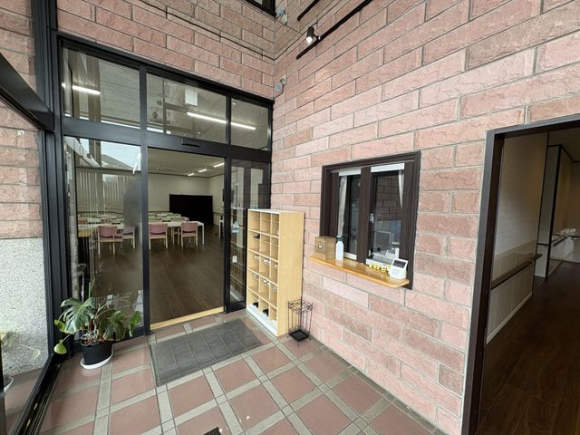 エントランスの様子 エントランス エントランスは明るく開放的で、来訪者を優しく迎える空間です。奥に見える部屋もゆったりと使用できます。