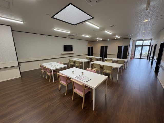 明るい共有スペース ダイニングルーム 広々とした明るいスペースで、くつろぎながら作業を楽しむことができます。